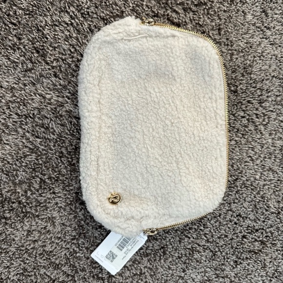 NWT Lululemon white fuzzy crossbody bag - Picture 2 of 3
